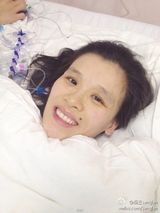 组图：桑兰儿子首曝光 丈夫黄健抚摸爱子