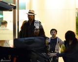 独家：凯奇带妻儿来京拍戏 搂子坐电瓶车显父爱