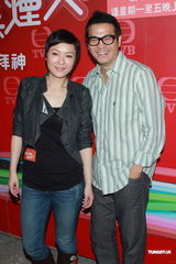 组图：《谁家灶头》杀青 田蕊妮避探班老公吻戏