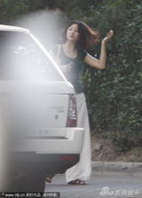 组图：殷桃拷贝王菲经典发型 手抚秀发娇媚动人