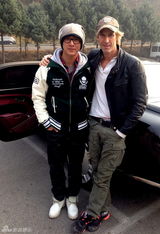 组图：《变4》长城拍摄探班 韩庚赠导演书法