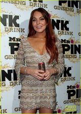 组图：林赛-罗韩深V装秀美胸 半镂空短裙性感