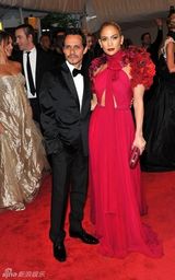 组图：美国时装学院庆典举行 众明星红毯竞艳