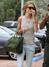 高清组图：惠特莉和男友杰森亮相 牛仔裤秀长腿