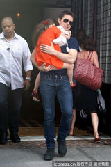 组图：汤姆-克鲁斯离婚后首探爱女 遭狗仔围堵