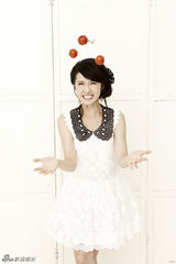 组图：方安娜清纯可爱演绎水果情缘