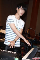 组图：严爵害羞不露人鱼线 女记者上阵验收