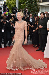 组图：娜奥米-瓦茨戛纳走秀 裸色纱裙妩媚动人