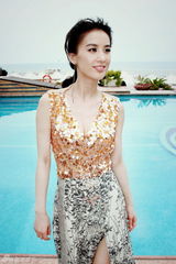 高清组图：黄圣依威尼斯泳池嬉游