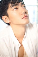 组图：洪连城曝白衣写真 展现阳光柔情男魅力