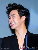 组图：金秀炫出席粉丝见面会展现亲和力