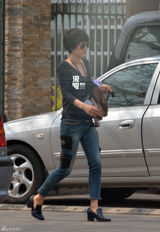 组图：马伊琍现身幼儿园家长会 形单影只表情僵