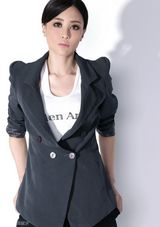 组图：吴岱凝帅气写真曝光 女人也可以很绅士