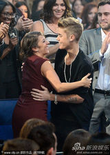 组图：比伯获奖开心熊抱老妈 演出随性抓裤裆