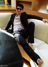 组图：何明翰海边游艇写真显高富帅本色