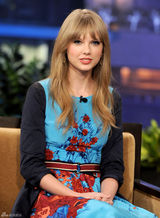 高清组图：泰勒-斯威夫特蓝裙做客脱口秀节目