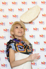 组图：戴佩妮不赶结婚潮 印度出外景男友爱相随