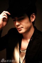 幻灯图：人气偶像贾宗超 型男展现忧郁风情