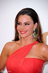 组图：艾美奖红毯 索非亚-维加拉回眸风情无限