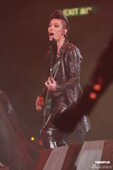 组图：郑伊健开唱秀肌肉与女模热舞 蒙嘉慧现身支持