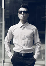 组图：郑凯街拍波点衬衣显熟男气质