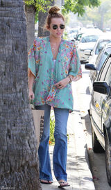 高清图：麦莉-塞勒斯街拍LOOK 纱衣搭配牛仔裤