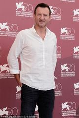 组图：《瓦文萨》发布会 演员搞怪逗乐全场