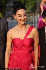 组图：惠英红亮相百花红毯 鲜红长裙气场强大