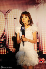 组图：贾青风尚大典甜美亮相 白色羽毛裙成焦点