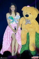 组图：钟嘉欣开唱似百变公主 郑欣宜等助阵