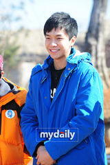 组图：《两天一夜》节目组公布李胜基等主持人合影