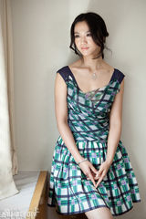 组图：汤唯紫绿格纹连衣裙妩媚 搭配黑色高跟鞋