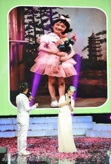 组图：杨钰莹亮相《歌声传奇》曝光儿时萌照