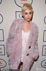 组图：麦莉格莱美派对清新风 收敛性感变俏皮