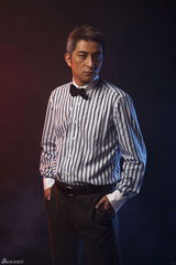 组图：吉杰拍摄时尚大片 金领气质一览无余