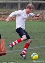 组图：威廉王子与弟弟哈里踢球 成对手大方拥抱