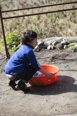 组图：《爸爸》萌娃当家照顾宝宝 kimi意外落水