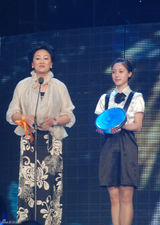 幻灯图：王姬华服亮相电影节 调侃黄渤没商量 