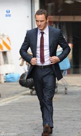 组图：电影《顾问》片场 法斯宾德西装耍帅