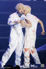 组图：韩新团B.A.P举办Showcase 前辈Secret助阵