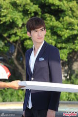 组图：《华丽上班族》张翰秋瓷炫品尝地道美食