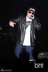 组图：朴宰范等参加HIPHOP音乐节引爆火热现场