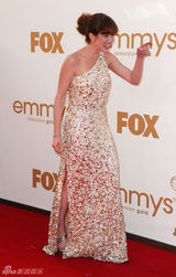 组图：艾美奖红毯 艾丽-坎伯尔单肩靓丽闪裙