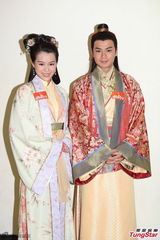 组图：胡杏儿抱恙拍新剧 与吴卓羲齐鼓励马赛