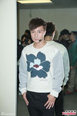 组图：张智霖录《奖门人》 伍咏薇周丽淇同场