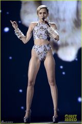 组图：麦莉紧身三角裤献唱 奋力嘶吼表情狰狞