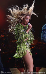 组图：碧昂斯纽约开唱 狂甩乱发跪地秀曲线