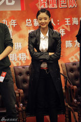 组图：蒋欣酷装出席《箭在弦上》发布会