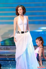 组图：港姐大尺度深V秀乳沟 背部全裸纤腰曼妙