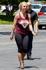 组图：布兰妮紧身运动裤现身街头 美臀紧翘浑圆